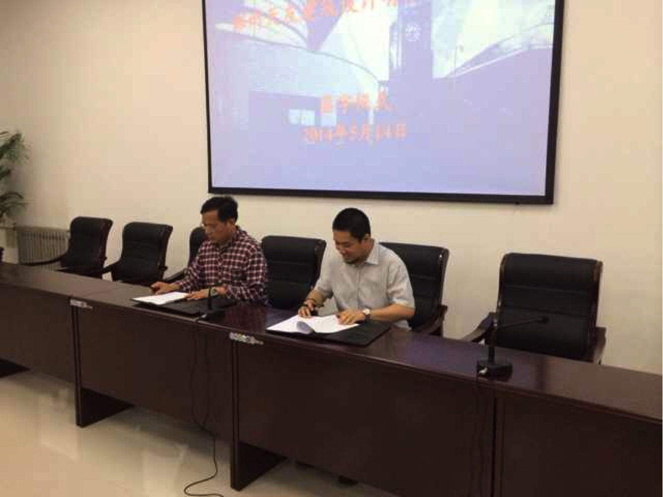 說明: http://www.snipegallery.com/uploads/allimg/140902/1-140Z22102312J.JPG